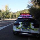 Un coche y agente de la Guardia Civil en las carreteras del Bierzo