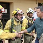 Imagen de archivo (22/6/2022) del presidente del Gobierno, Pedro Sánchez, saludando a bomberos que trabajaron en la extinción del incendio forestal declarado en junio de 2022 en la Sierra de la Culebra (Zamora), durante su visita a la localidad de Otero de Bodas, una de las afectadas. EFE/Mariam A. Montesinos.