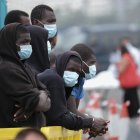 Imagen de los migrantes de una patera en Tenerife.