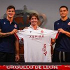 Paraschiv y Collado flanquean a Manzanera.