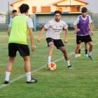 Saúl Rodríguez controla el balón durante uno de los entrenamientos de pretemporada del Atlético Mansillés.