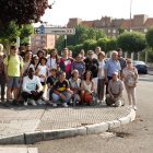 Participantes en el paseo para reivindicar la convivencia en el barrio de Armunia.  Una de las paradas durante el recorrido.