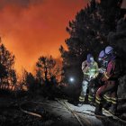 Efectivos de la UME trabajan en uno de los incendios de la provincia de León ayer.