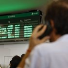 Los pasajeros han esperado durante horas por las suspensiones causadas por los fuegos.