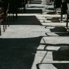 Una terraza desplegada en una calle de León.