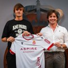 Yayo junto a José Manzanera con la camiseta de la Cultural.