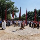 Los pendones rodean a la Virgen en este tradicional evento.