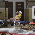 Varias personas evacuadas, en el pabellón municipal de La Bañeza, a 13 de agosto de 2025, en La Bañeza, León, Castilla y León (España). 