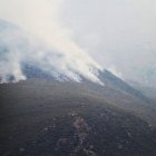Vista este martes, del incendio declarado este pasado sábado en la localidad de Yeres EFE/ Ana F. Barredo