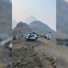 El helicóptero de los servicios de rescate en las proximidades del refugio.