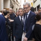 El presidente de Castilla-La Mancha, Emiliano García Page, a su salida del tanatorio.