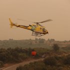 Un helicópetero carga en la zona d El Acebo.
