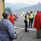 Efectivos de la UME conversan con los vecinos desalojados de diversas localidades de Boca de Huérgano.