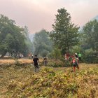 Vecinos de Santa Marina de Valdeón colaboran en las tareas de prevención del fuego.