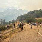 Vecinos de Valdeón realizando tareas de desbroce.