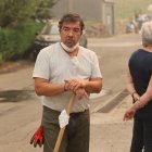 Vecinos de Oencia trabajan en la extinción del fuego.