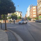 Un agente intercepta a un joven que iba en patinete.