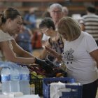 Varias personas evacuadas, en el pabellón municipal de La Bañeza, a 13 de agosto de 2025, en La Bañeza, León, Castilla y León (España). 
