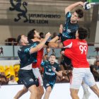 El Ademar no pudo responder a las armas que esgrimió el Benfica en el partido.