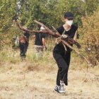 Vecinos de la zona esperan ordenes de La UME para bajar a refrescar la zona e impedir el avance del fuego hacia Santo tirso en la carretera desde Santo Tirso de Cabarcos a Oencia en Ponferrada, León, este lunes.EFE Ana F. Barredo.