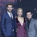 La actriz estadounidense Jennifer Lawrence, el actor australiano Liam Hemsworth (izda), y el actor estadounidense Josh Hutchinson, posan para los medios durante el estreno de "Los Juegos del Hambre: Sinsajo - Parte 2", en Berlín, Alemania, el 4 de noviembre del 2015. EFE/Britta Pedersen.