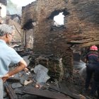 Vecino de Lusio vigila los trabajos del operativo contra los incendios en el Bierzo.