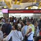 Colas ante los mostradores de atención al cliente de Iberia.