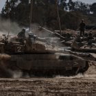 Tanques israelíes se dirigen hacia la frontera de Gaza.