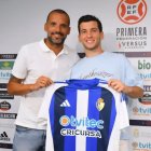 Yuri acompaña a Vasco Sousa en su presentación.