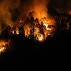 Llamas del fuego de Quiroga, a 20 de agosto de 2025, en Bendollo, Quiroga, Lugo, Galicia (España). Quiroga es el concello más afectado de la provincia de Lugo por los incendios originados en Ourense. 