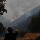 El fuego baja ladera abajo y se está reteniendo en la carretera entre Igüeña y Colinas del Campo, en la image tomada este jueves 21 de agosto.