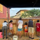 Un grupo de vecinos participa en la realización del mural.