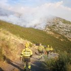 Maniobra de fuego técnico utilizada por los efectivos de INFOAR este viernes por la mañana en el sector de Valverde de la Sierra (León) dentro del incendio forestal de Barniedo de la Reina.