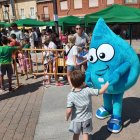 La mascota de Iriego atiende a uno de los niños.