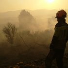 Bombero de Ponferrada en las labores de extinción de Argayo del Sil (Páramo del Sil).