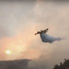 Un hidroavión descarga agua mientras efectivos de la UME realizan trabajos de liquidación de reproducción en la zona de Galende, en el incendio forestal de Porto (Zamora). EFE/Ministerio de Defensa SOLO USO EDITORIAL/SOLO DISPONIBLE PARA ILUSTRAR LA NOTICIA QUE ACOMPAÑA (CRÉDITO OBLIGATORIO)