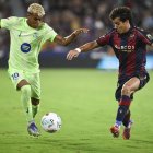 Lamine Yamal trata de superar a un jugador del Levante.