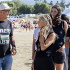 Yolanda Díaz (c) ayer en la playa de Nigrán, en una protesta a favor de Gaza.