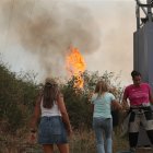 vecinos apagando el fuego en la zona de Molinaseca esta tarde de domingo 24 de agosto. La pesadilla se reactiva.