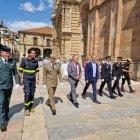 Las autoridades y un bombero francés con el pendón del barrio de San Andrés.