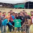 Uno de los hermanos Delas junto a otros tres jóvenes con la camiseta del Atlético Astorga.