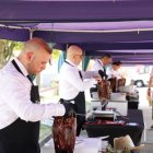 Los cortadores durante el concurso.  Público asistente a la feria.