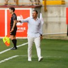 Llona corrige a su equipo desde la banda.