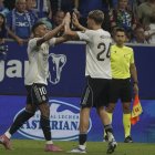 Mbappé es felicitado por su compañero Huijsen tras anotar uno de sus dos goles al Oviedo.