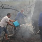 Vecinos apagando el fuego desatado en Molinaseca la tarde del pasado domingo 24 de agosto.