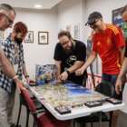 Varios amigos se juntan para jugar en Nivel 13.  Carmen G. Giménez, con su primer juego de mesa.  Mario Grande, con su colección de juegos de mesa y de rol.