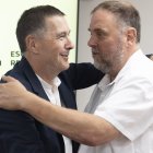 Los líderes de Bildu y ERC, Arnaldo Otegi y Oriol Junqueras, ayer, en San Sebastián.