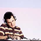 Es fundador de la discográfica Elefant Records