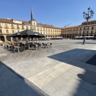 Las vallas se retiraron de la plaza Mayor de León este martes por la mañana, tras casi once meses de trabajos.