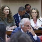 La portavoz nacional del PP, la leonesas Ester Muñoz, y Cuca Gamarra ayer, antes de la reunión de la Diputación Permanente.